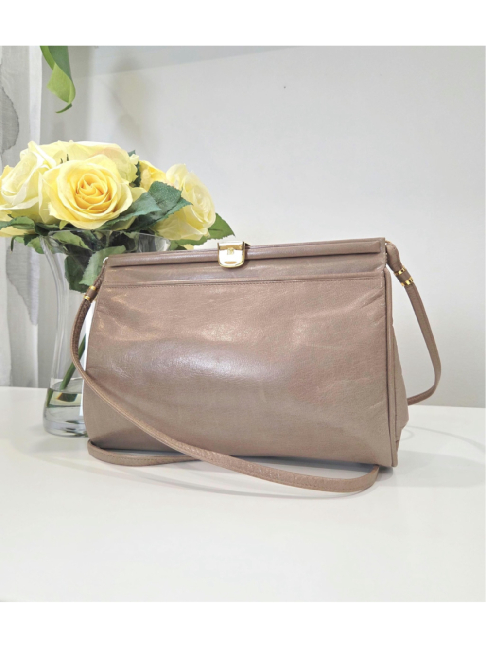 Vintage minimalist taupe leather Bally bag, elegant gold clasp, Italy, 80s-90s